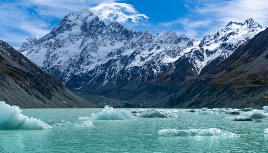 Paisaje montañoso e icebergs en Nueva Zelanda