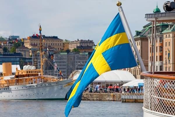 Bandera sueca ondeando en el puerto de Gotemburgo
