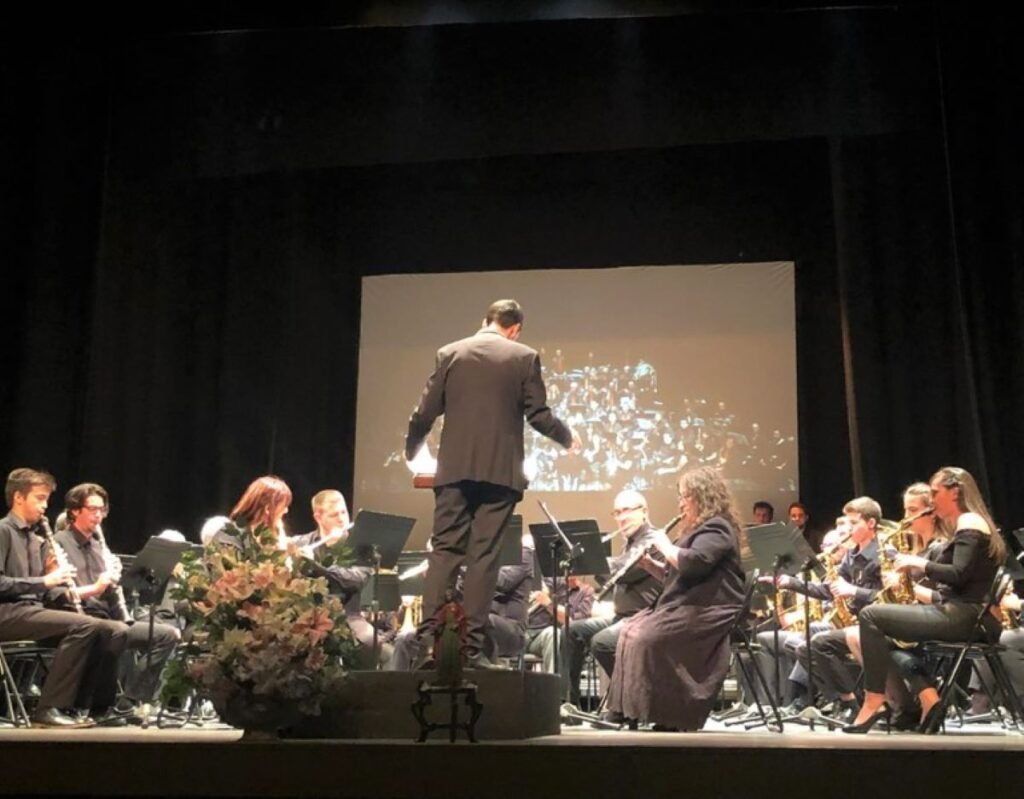 El tradicional concierto de Harmonía cierra las Fiestas y un espectáculo de circo abre el otoño escénico de Parla