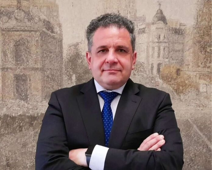 El alcalde de Parla responde con enfado a un tuit del periodista Siro López