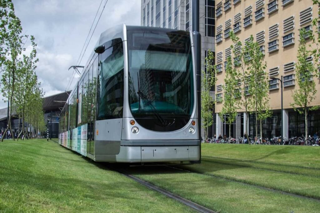 El alcalde de Parla propone ampliar el tranvía para mejorar movilidad en Parla y conectar con Cercanías. También plantea segunda línea de Metro ligero.