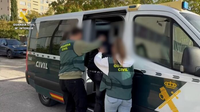 Agentes de la Guardia Civil introducen en una furgoneta a un detenido