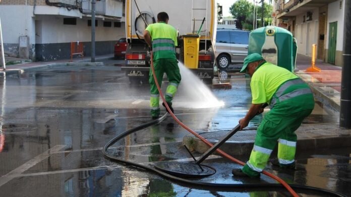 Labores de limpieza en una calle de Parla